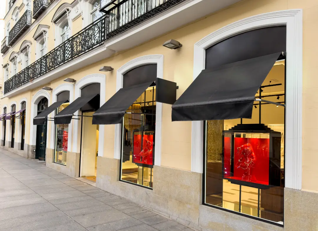 Façade vitrine de magasin en aluminium sur mesure à Trouville-sur-Mer